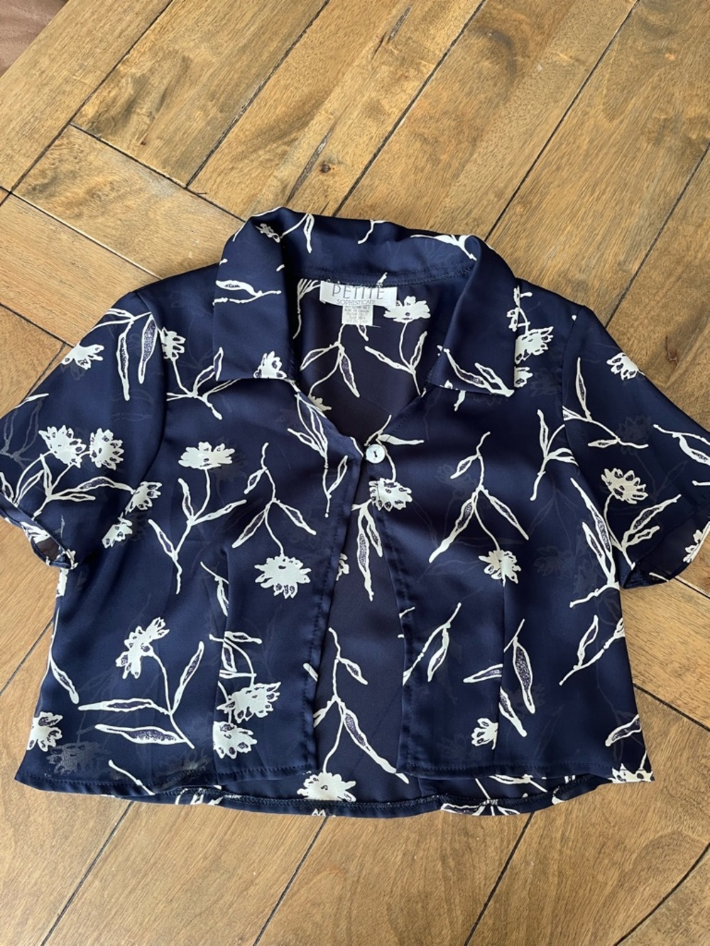 Petite Sophisticate Navy and White Floral Button-Front Cropped Shirt size 4P